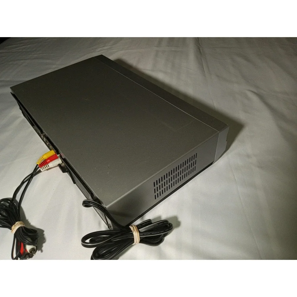 Samsung DVD-V4600 DVD VHS VCR Combo 4 Head Hi-Fi Silver No Remote AV RCA Cable